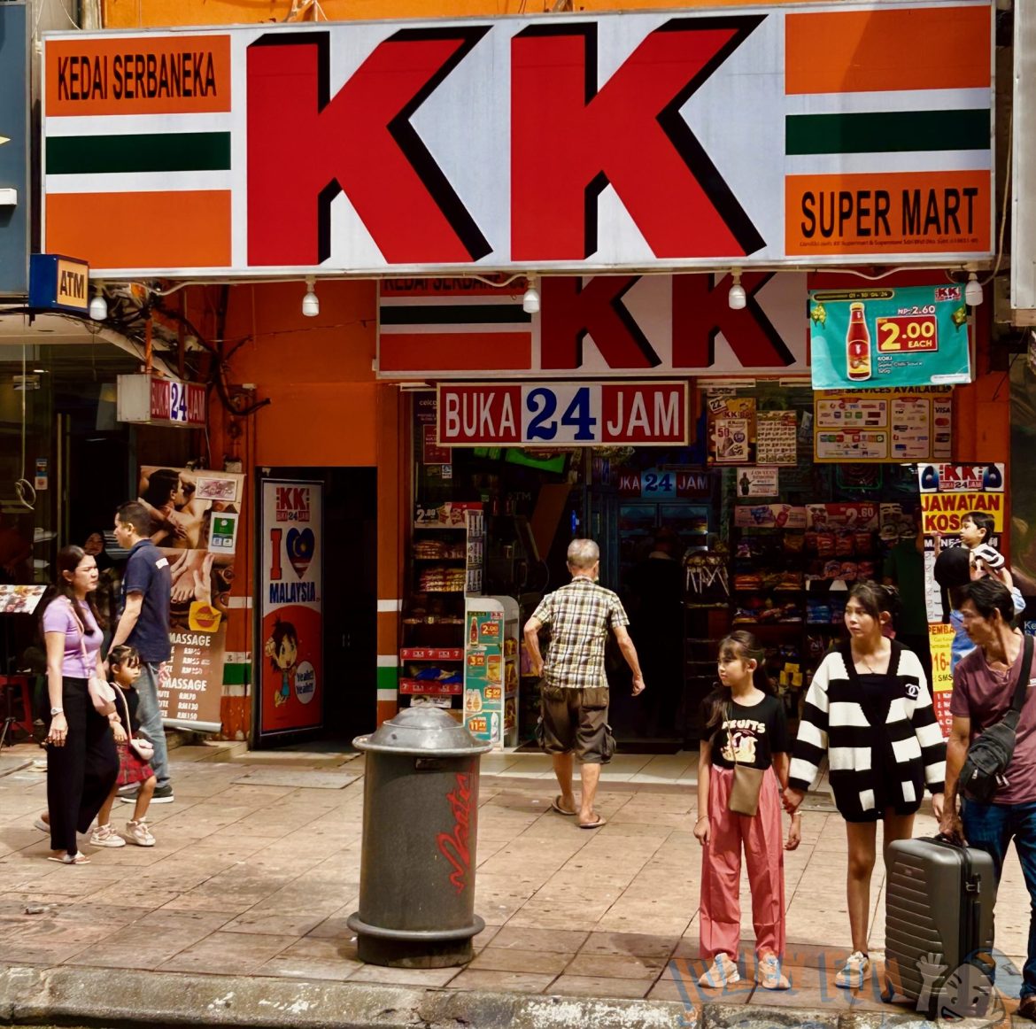 馬來西亞便利商店 KK Super Mart 店門口